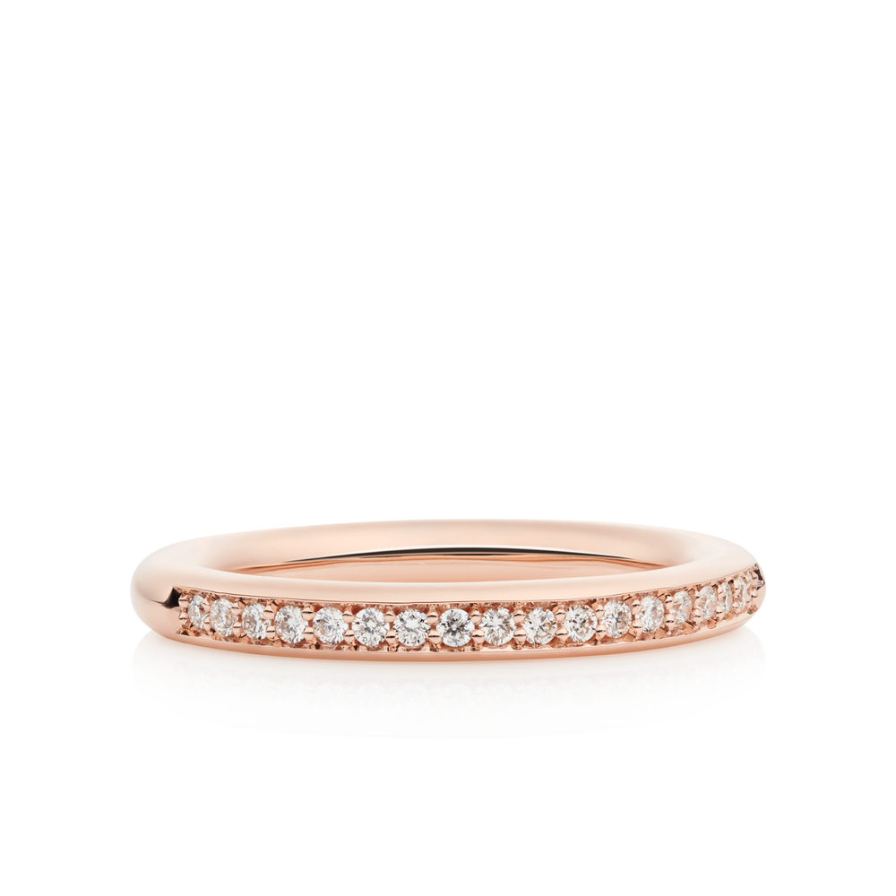 Deze verfijnde Stax ring van 18 karaat roségoud is bezet met een witte diamant van 0,18 ct. Het tijdloze ontwerp maakt de ring ideaal als aanschuifring of subtiele toevoeging aan een verlovingsset of trouwset. Het referentienummer is 8RR4593BR.